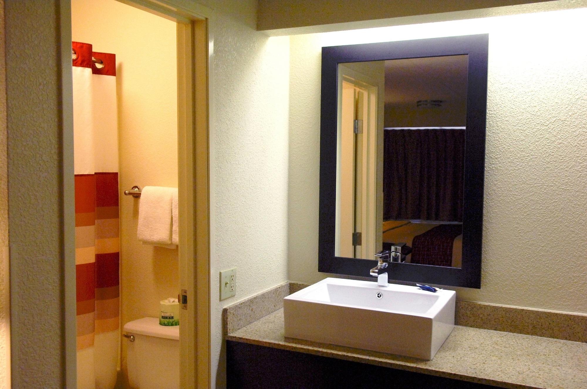 Red Roof Inn Plus+ Philadelphia Airport Ессінгтон Екстер'єр фото